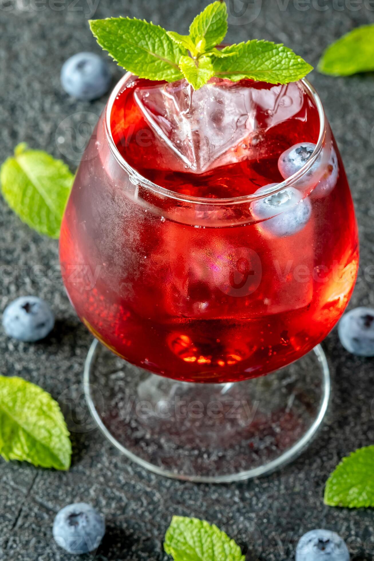 Blueberry Gin Smash cocktail 10111292 Stock Photo at Vecteezy