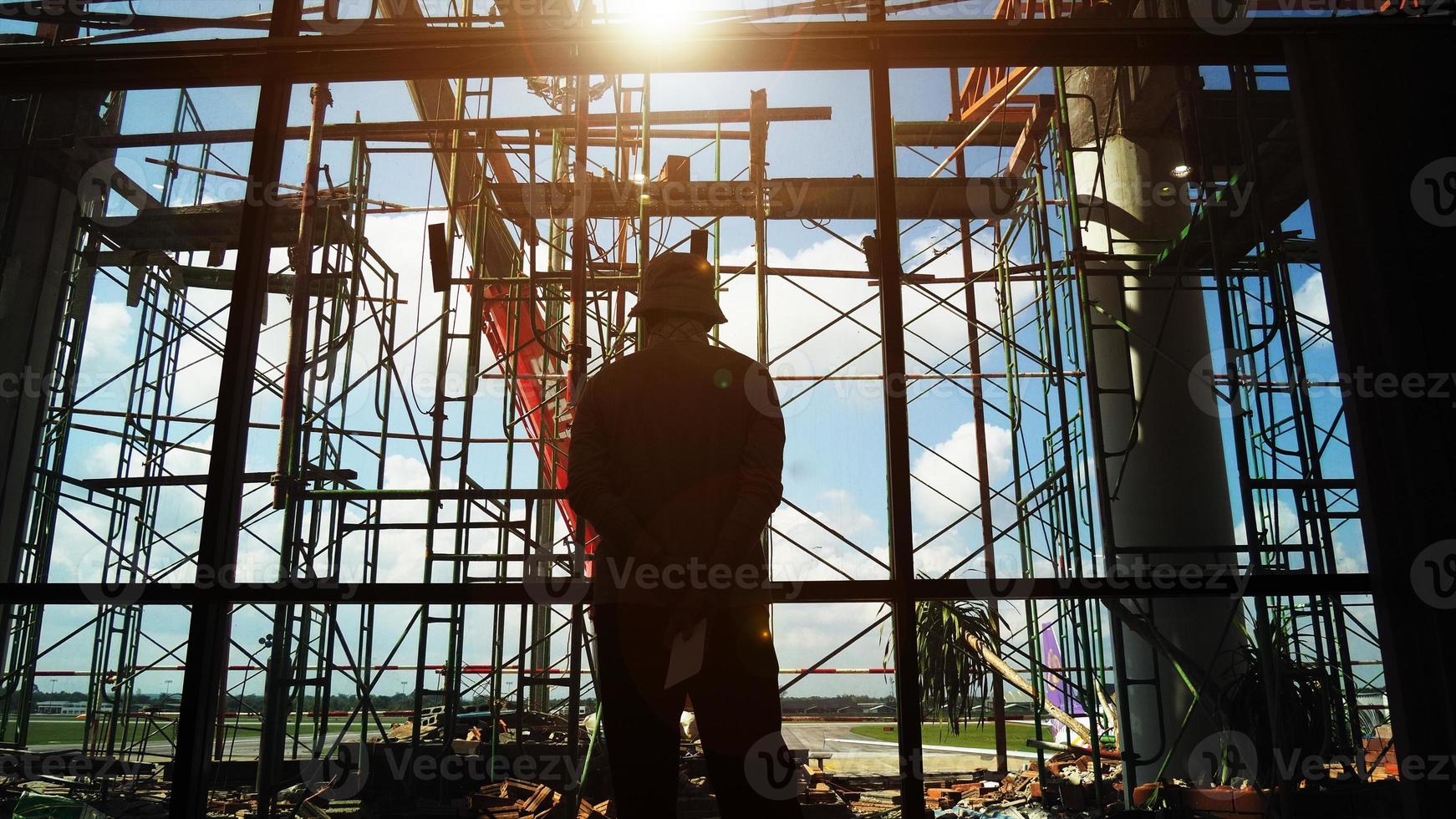 hombre trabajador de pie en el sitio de construcción foto