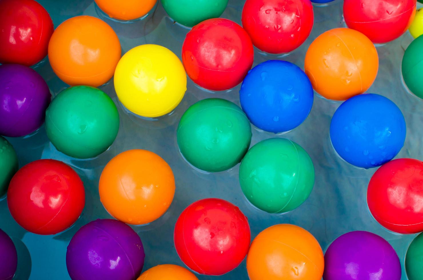 bolas de juguete de color foto