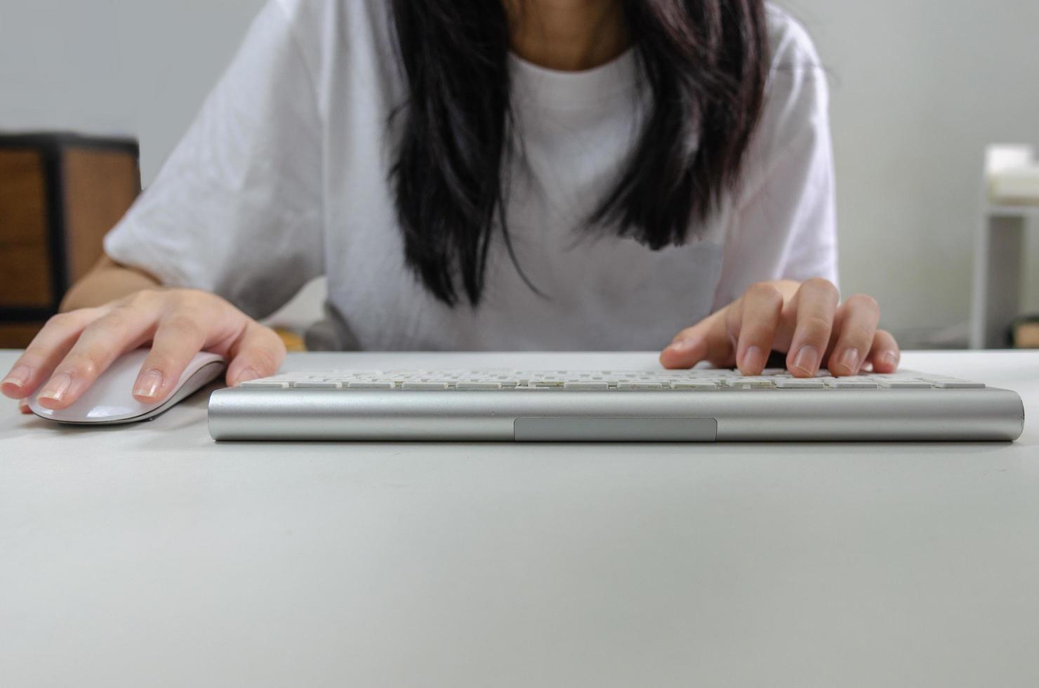 persona femenina sosteniendo una computadora con mouse y teclado. tecnología información de Internet navegación en línea redes sociales y concepto de red. foto