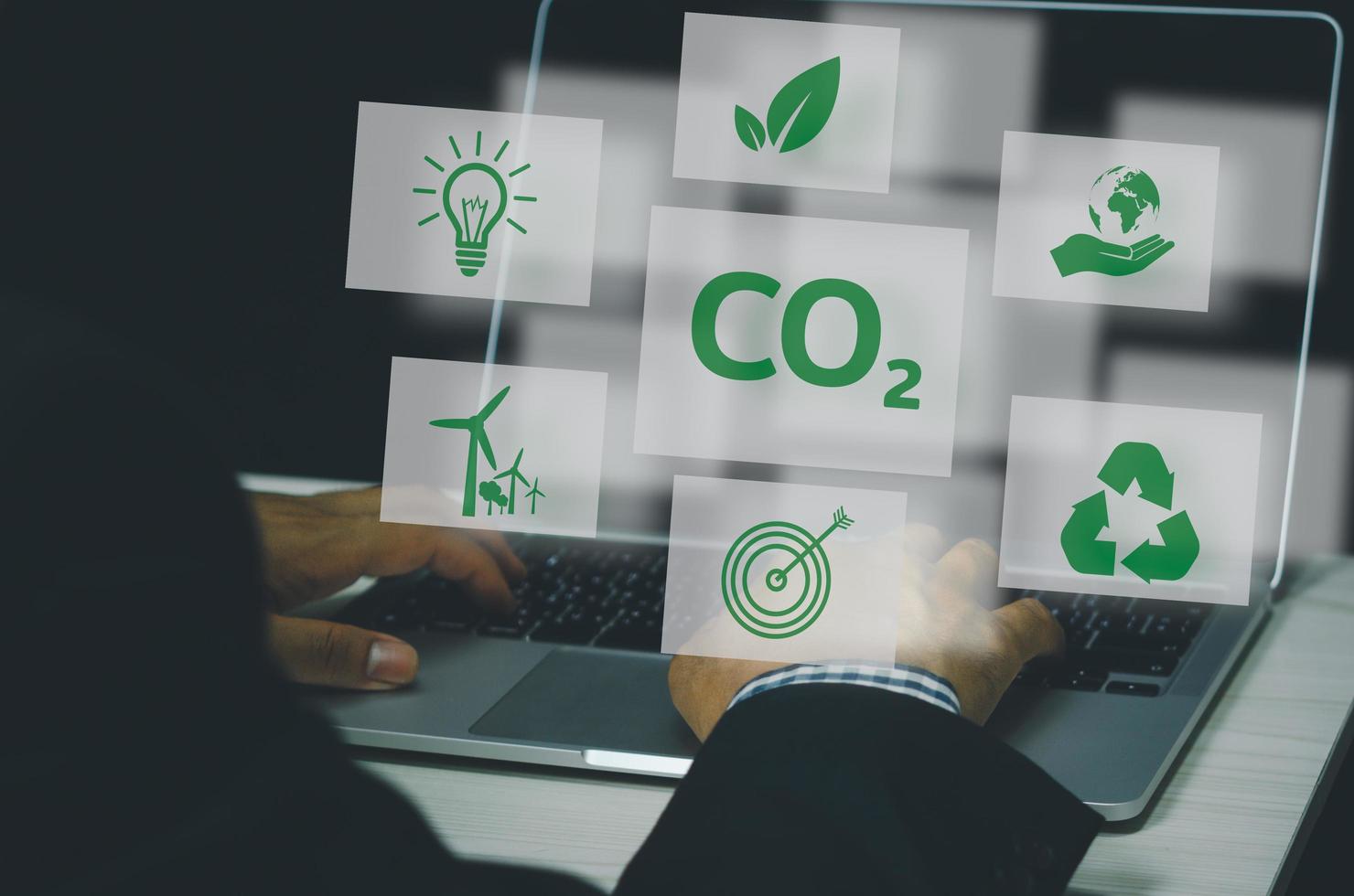 Organizaciones o empresas desarrollan pantalla virtual de negocio de créditos de carbono. reducir las emisiones de co2. concepto de desarrollo empresarial sostenible. foto