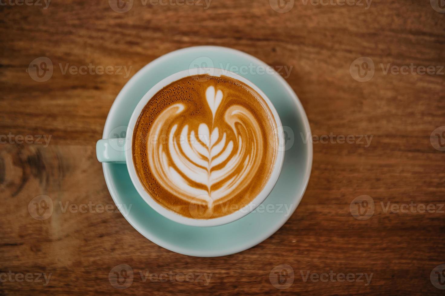 gran diseño de café latte art y mesa de madera foto