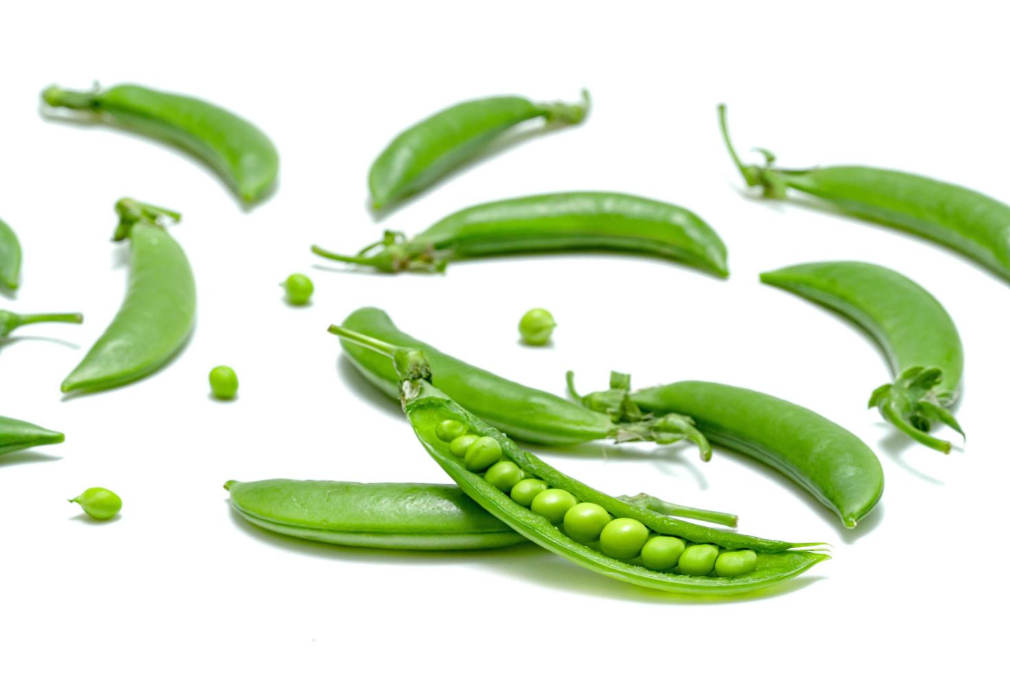 Green peas isolated on white background photo