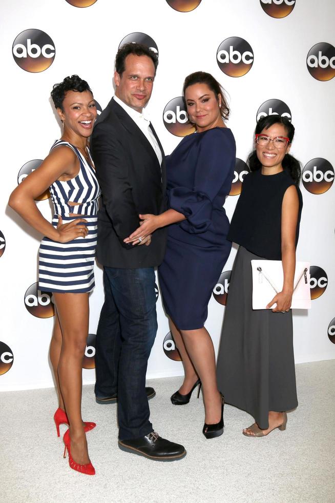 los angeles, 4 de agosto - carly hughes, diedrich bader, katy mixon, ali wong en la fiesta abc tca summer 2016 en el beverly hilton hotel el 4 de agosto de 2016 en beverly hills, ca foto