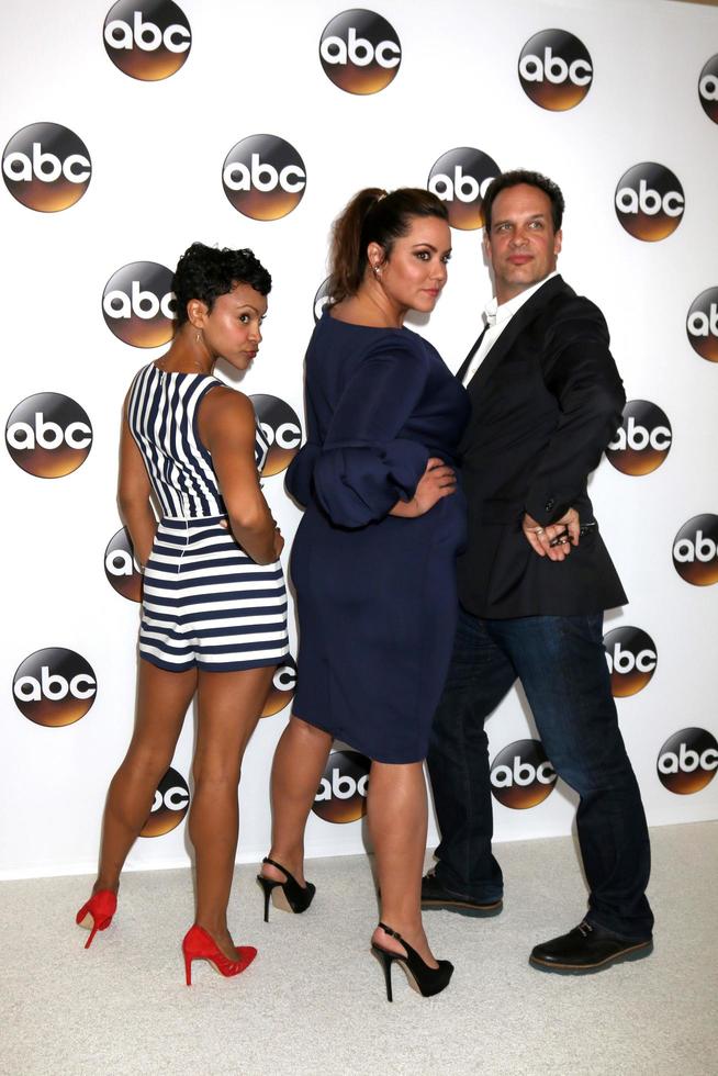 los angeles, 4 de agosto - carly hughes, katy mixon, diedrich bader en la fiesta abc tca summer 2016 en el beverly hilton hotel el 4 de agosto de 2016 en beverly hills, ca foto