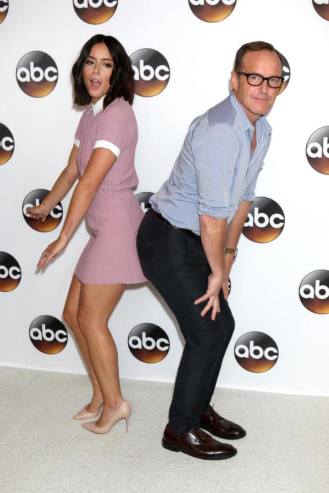 los angeles, 4 de agosto - chloe bennet, clark gregg en la fiesta abc tca summer 2016 en el beverly hilton hotel el 4 de agosto de 2016 en beverly hills, ca foto