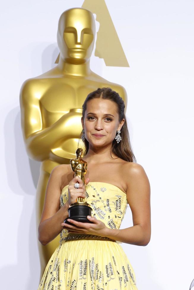 los angeles, 28 de febrero - alicia vikander en los 88 premios anuales de la academia, sala de prensa en el teatro dolby el 28 de febrero de 2016 en los angeles, ca foto