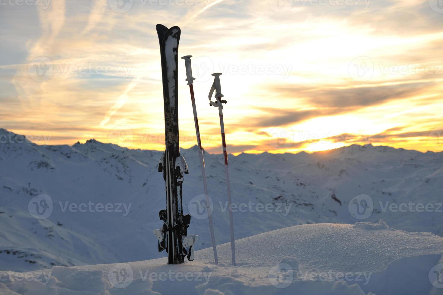 montaña nieve esquí puesta de sol foto