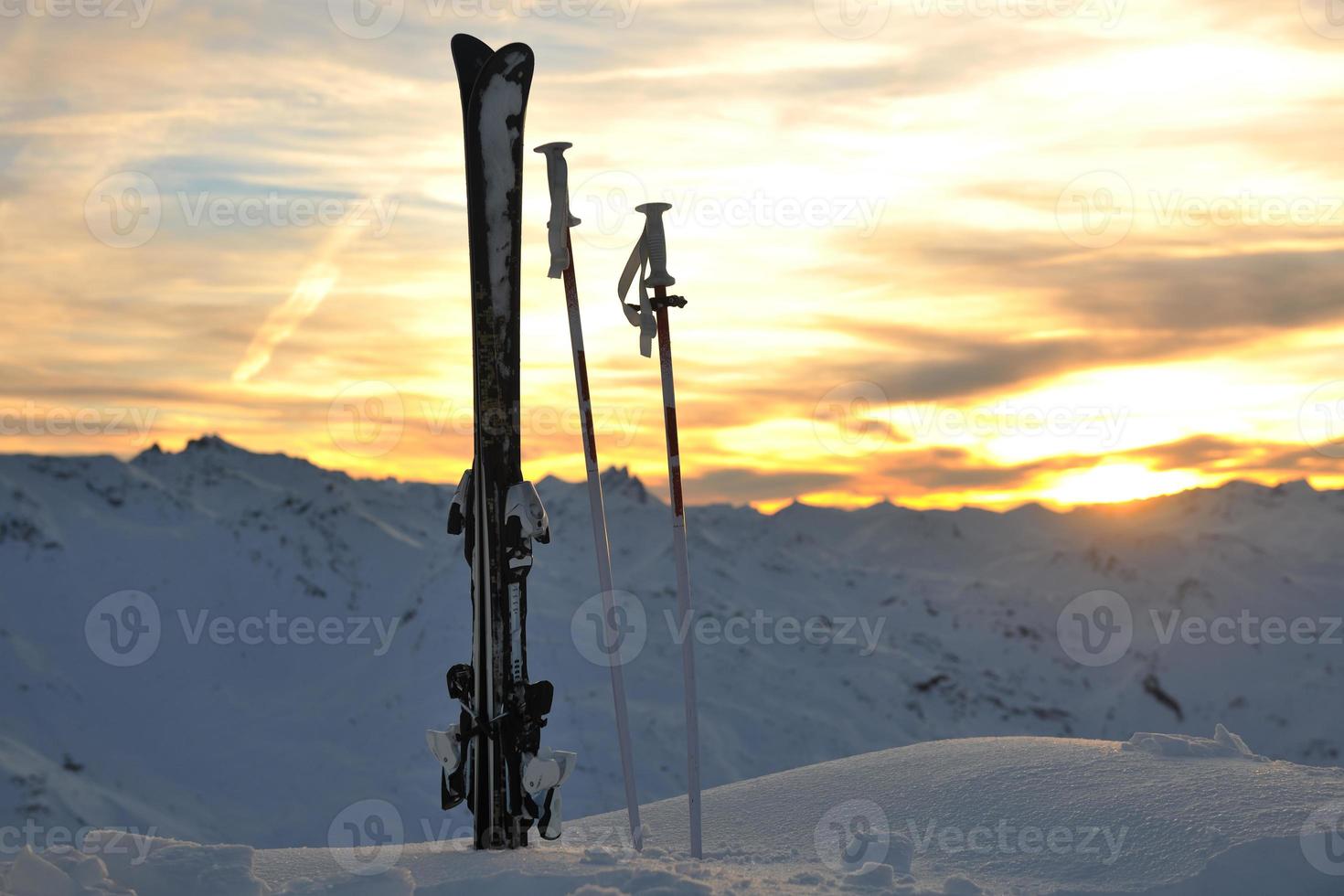 montaña nieve esquí puesta de sol foto