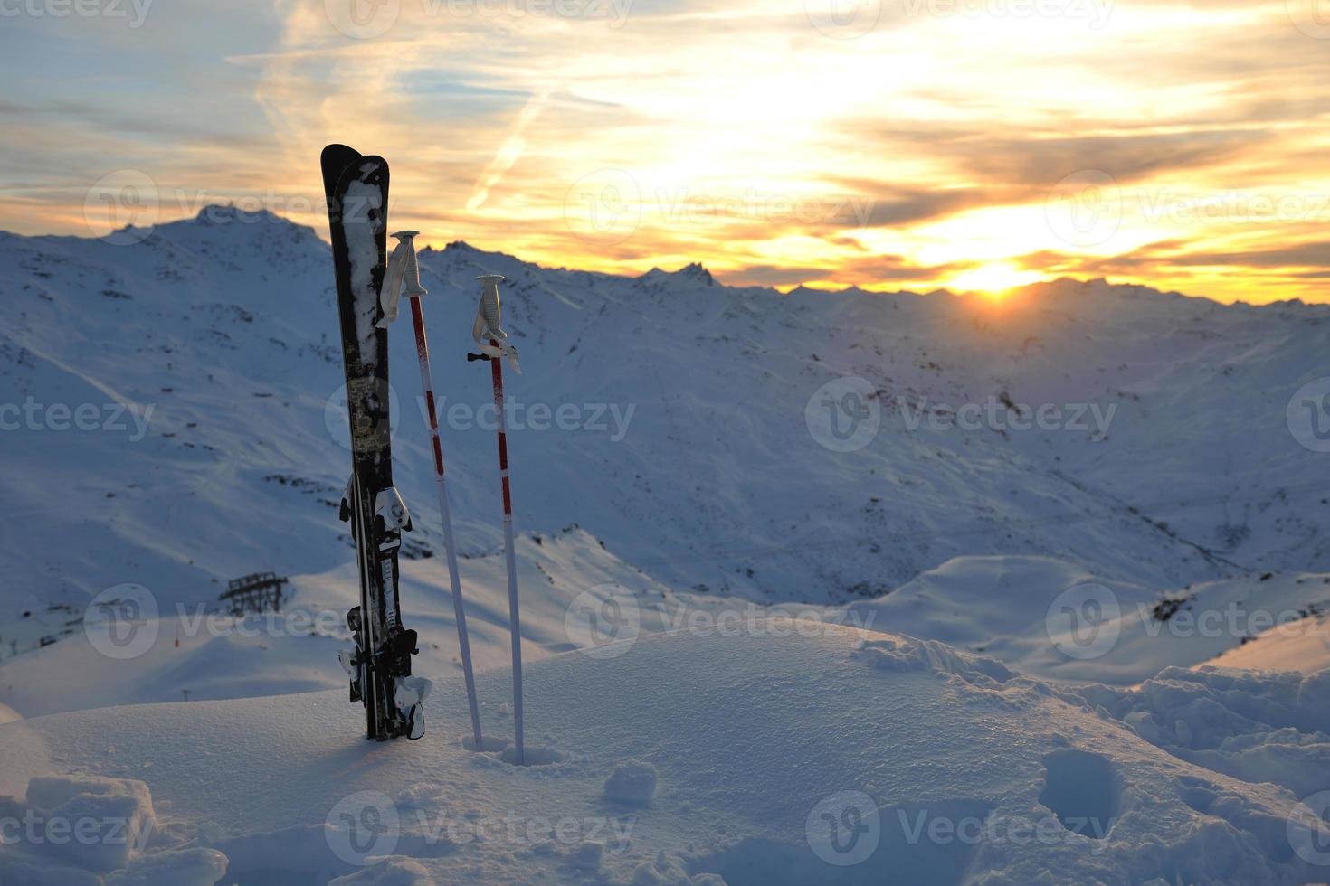 montaña nieve esquí puesta de sol foto