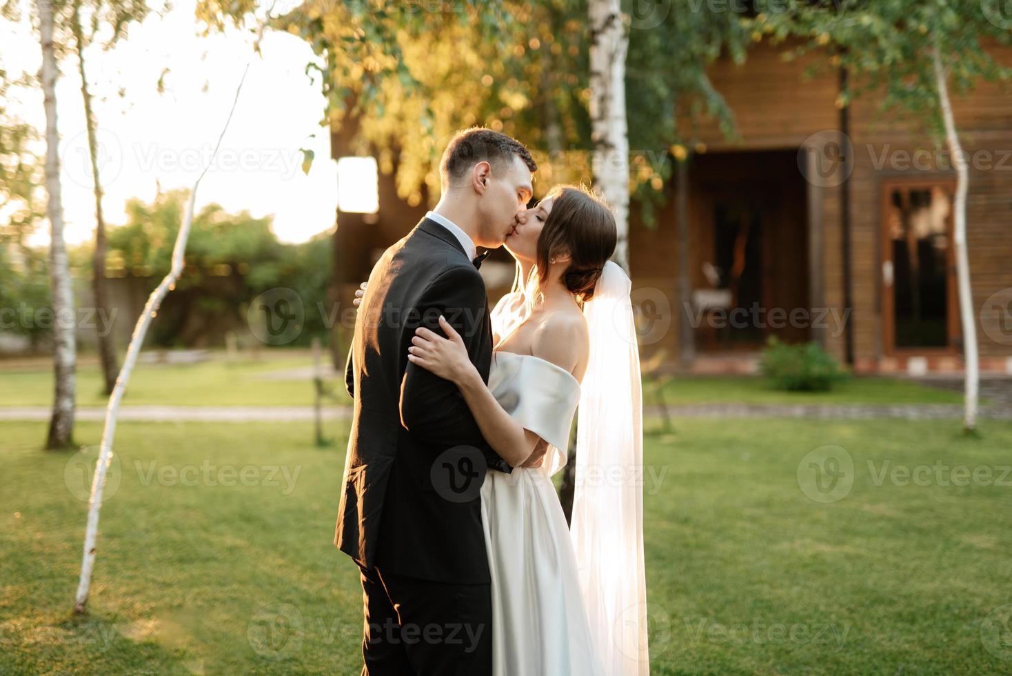 pareja joven el novio con un traje negro y la novia con un vestido corto blanco 10120441 Foto de stock en Vecteezy pareja joven el novio con un traje negro y la novia con un vestido corto blanco 10120441 Foto de stock en Vecteezy
