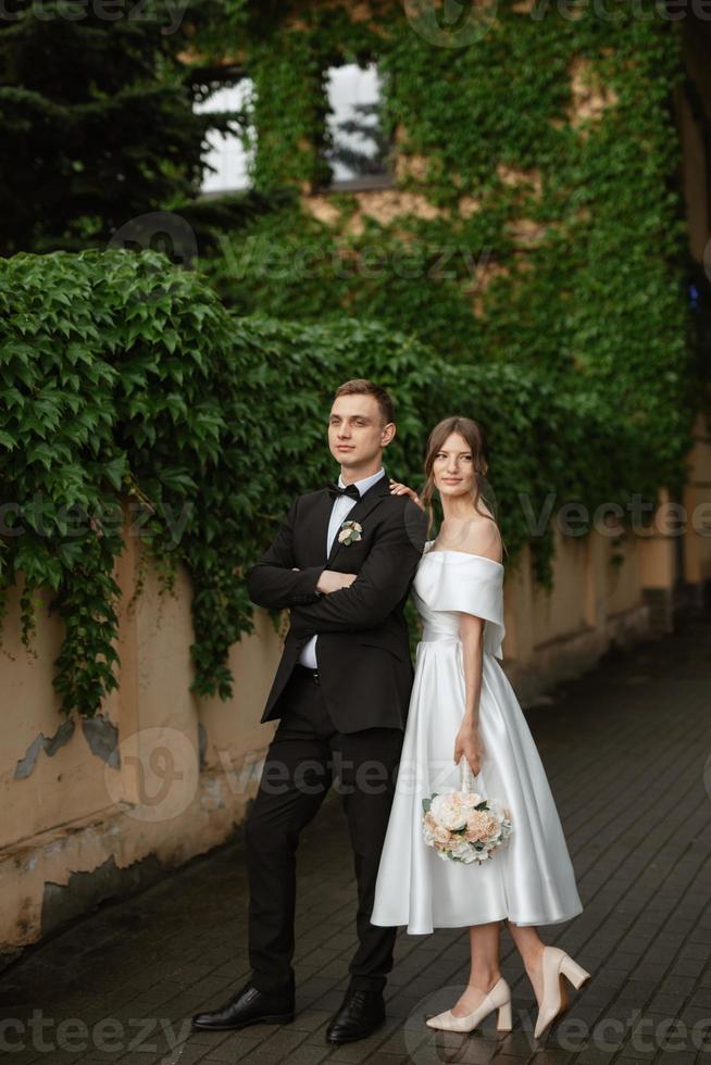 pareja joven novia y novio en un vestido corto blanco foto