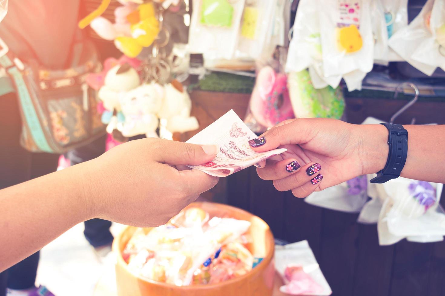 hands buying gift photo