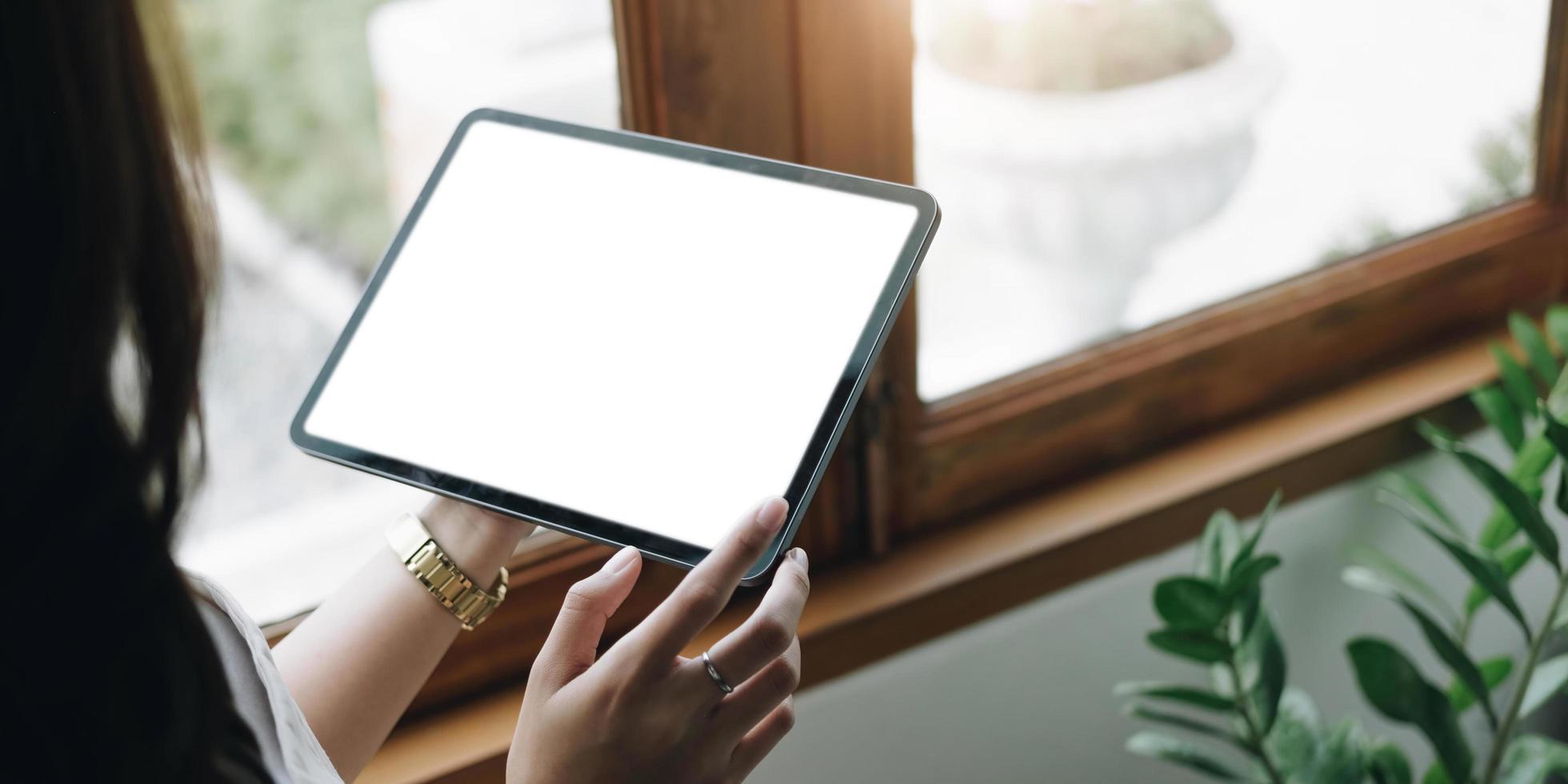 imagen de maqueta de una mujer que sostiene una tableta digital con una pantalla de escritorio en blanco foto