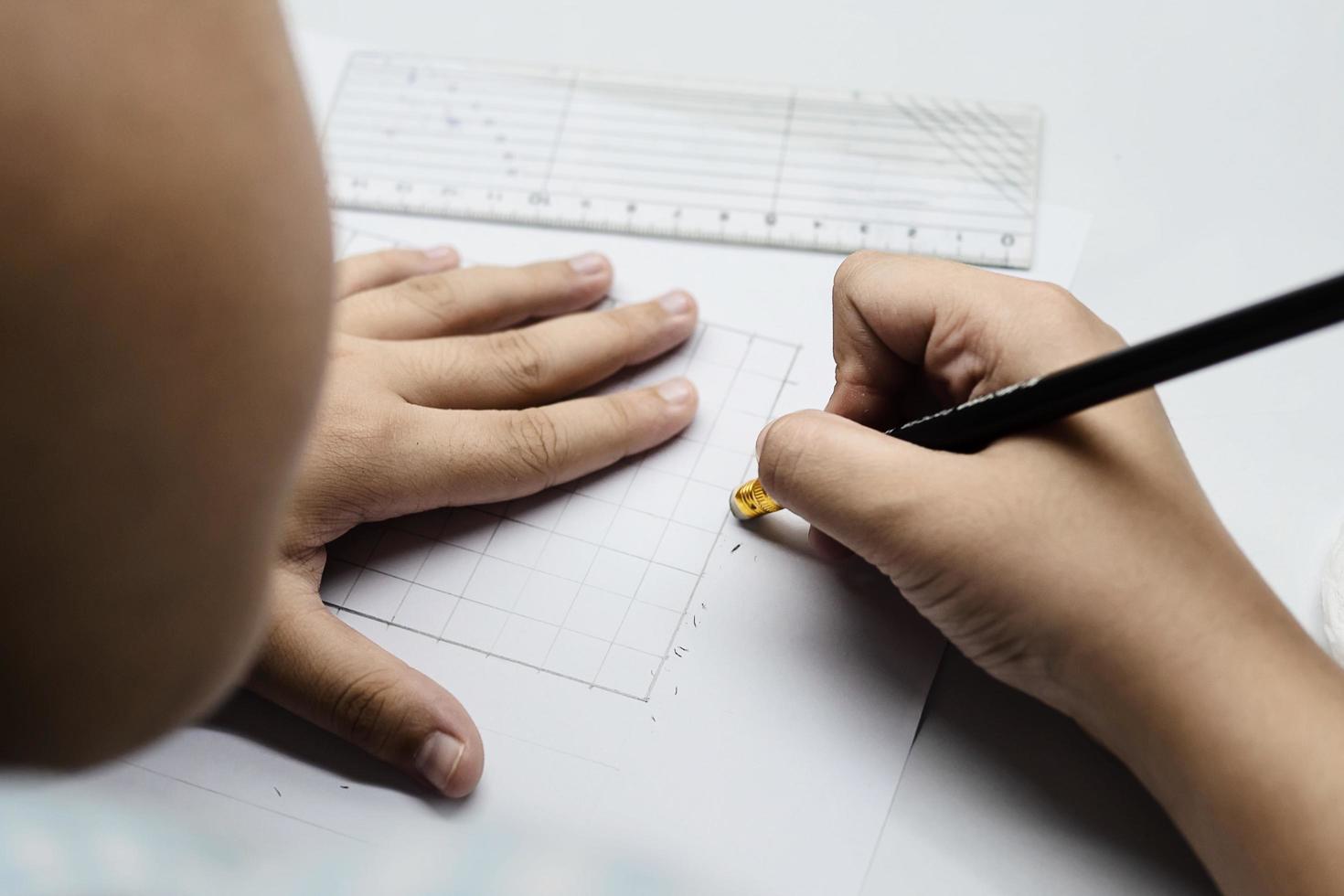 un niño está curiosamente haciendo la tarea foto