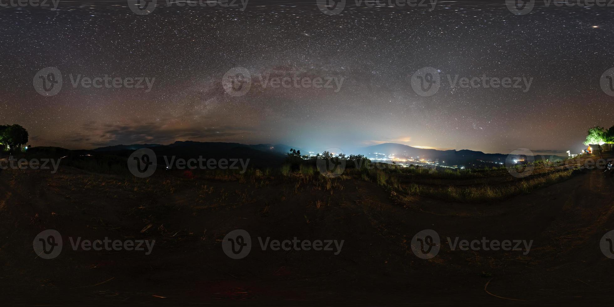 vr360 vía láctea exterior cielo nocturno mon muen mak, chiang mai, tailandia foto