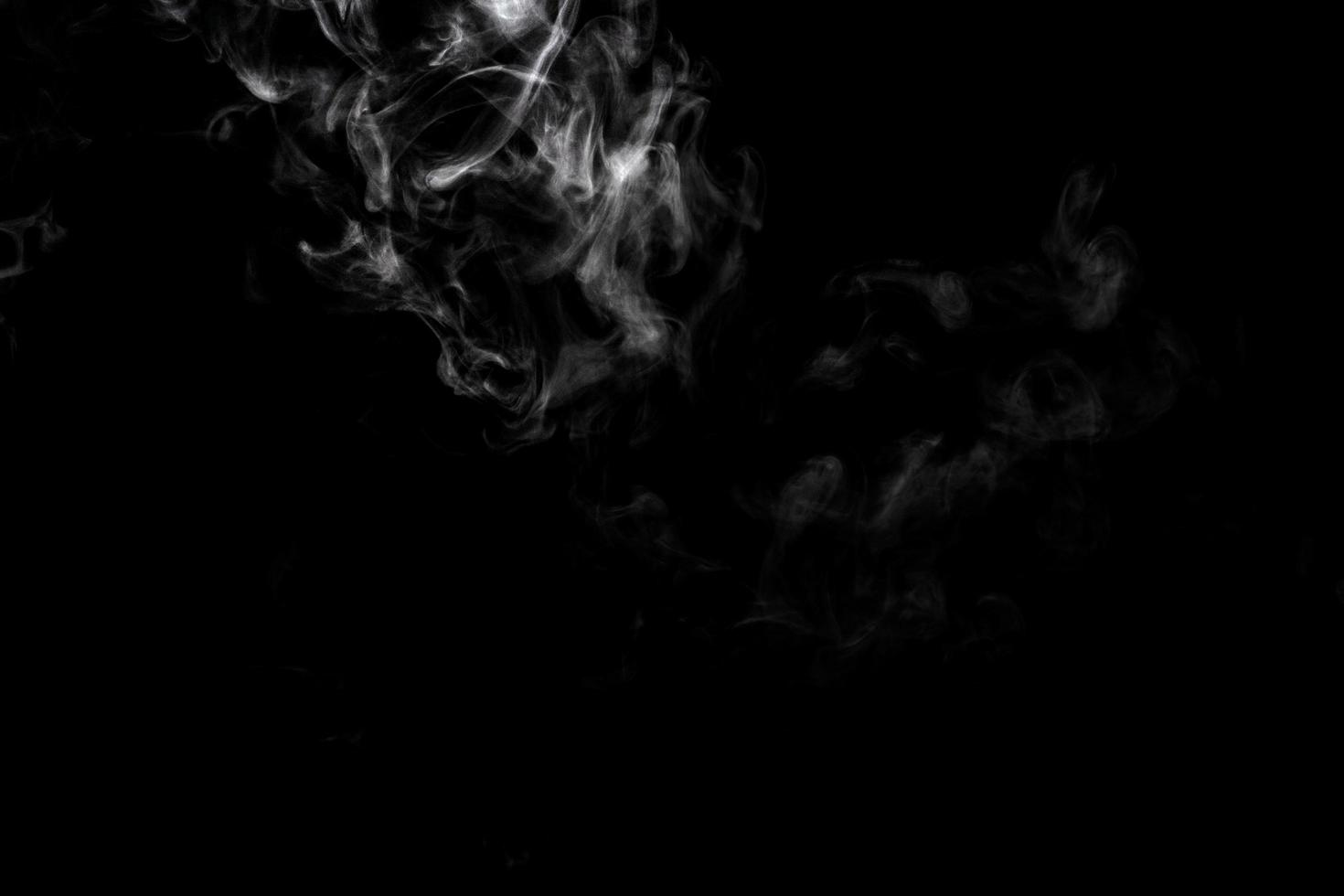 polvo abstracto o efecto de humo aislado sobre fondo negro foto