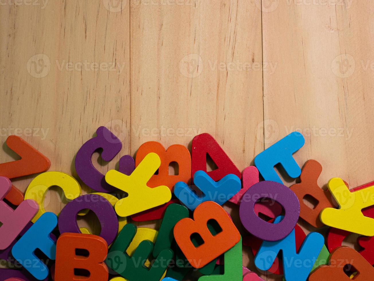 alfabeto de madera multicolor en la mesa para la educación o el concepto de niño foto