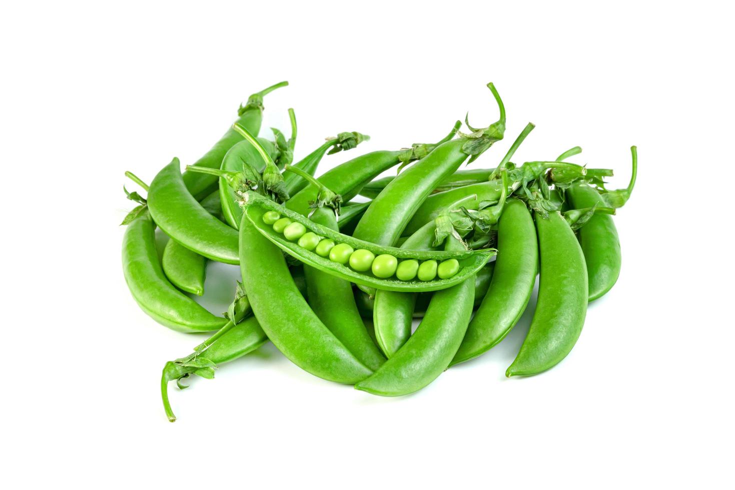 Green peas isolated on white background photo