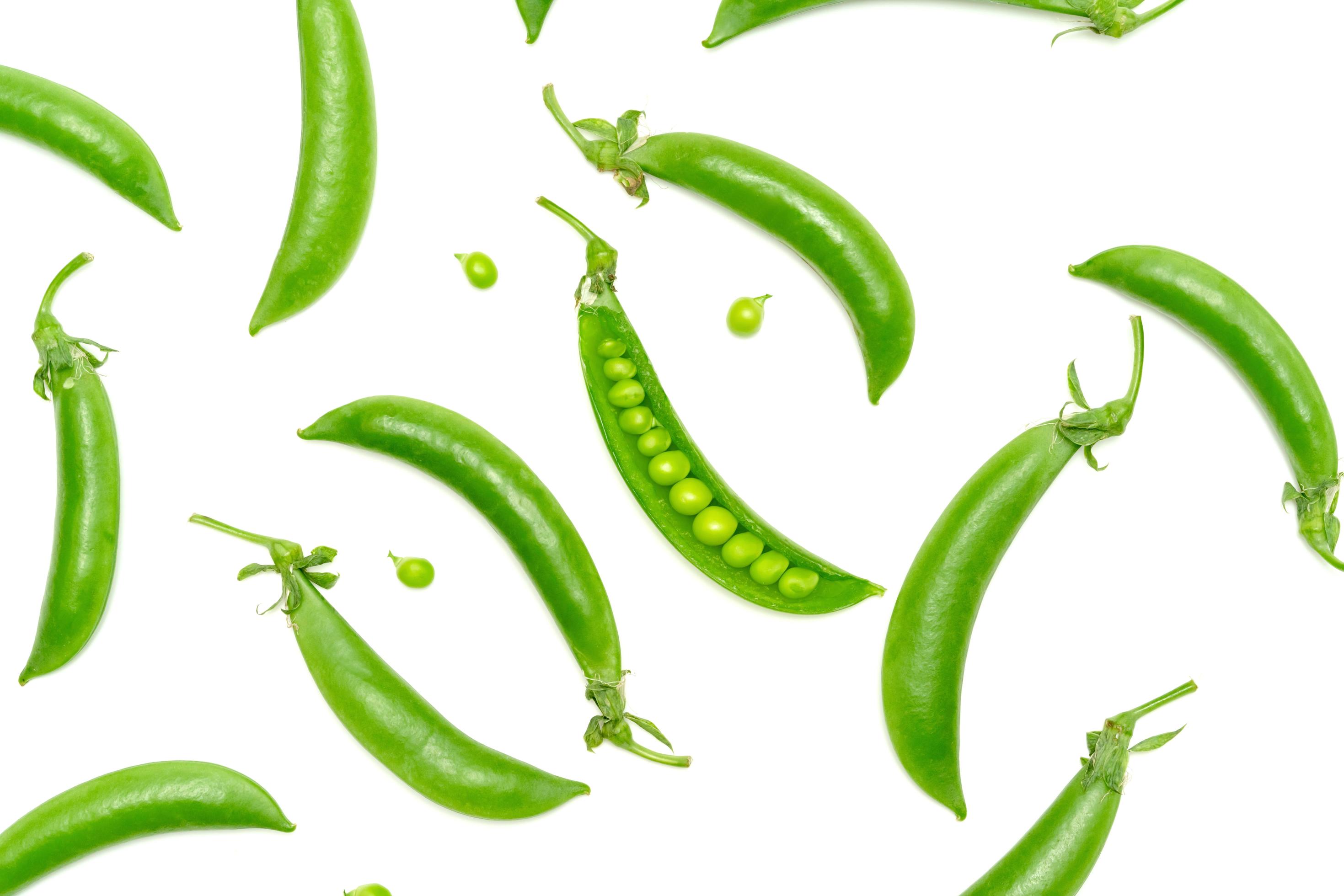 Green peas isolated on white background 10122776 Stock Photo at Vecteezy