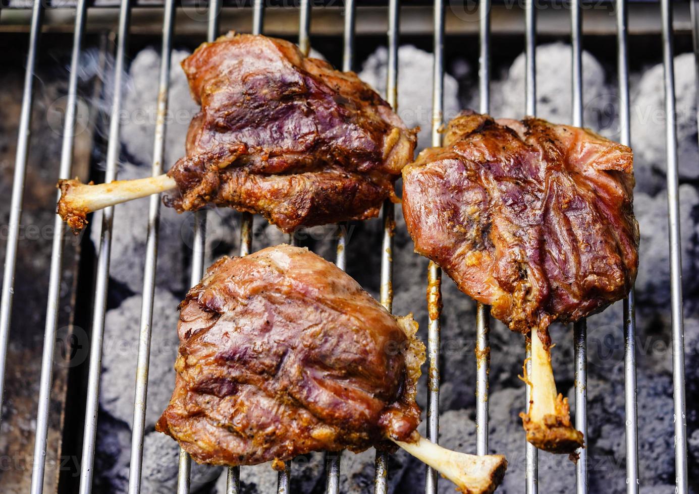 alas de cerdo a la parrilla - nudillo de cerdo abierto en rodajas de un cerdo joven foto