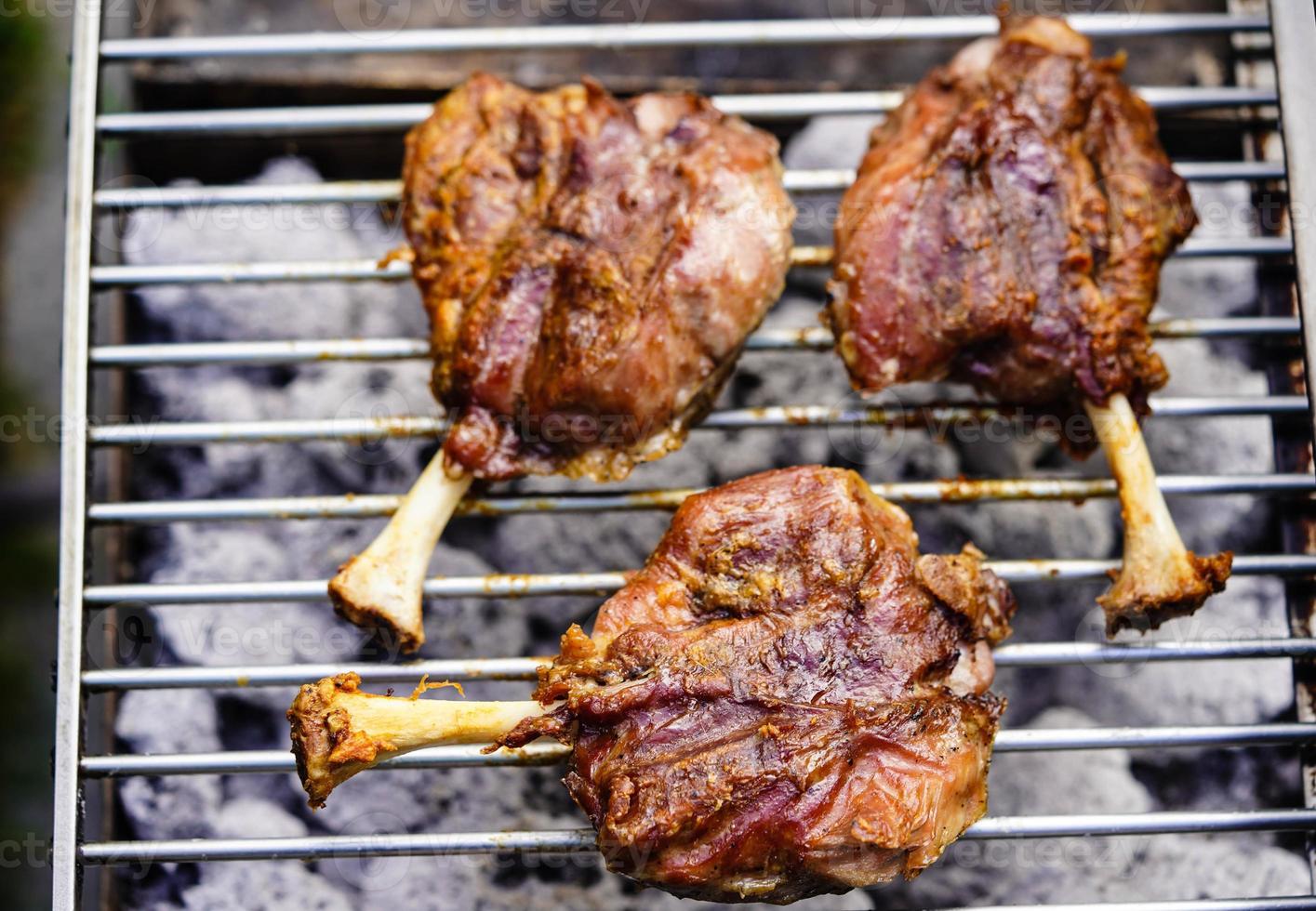 alas de cerdo a la parrilla - nudillo de cerdo abierto en rodajas de un cerdo joven foto