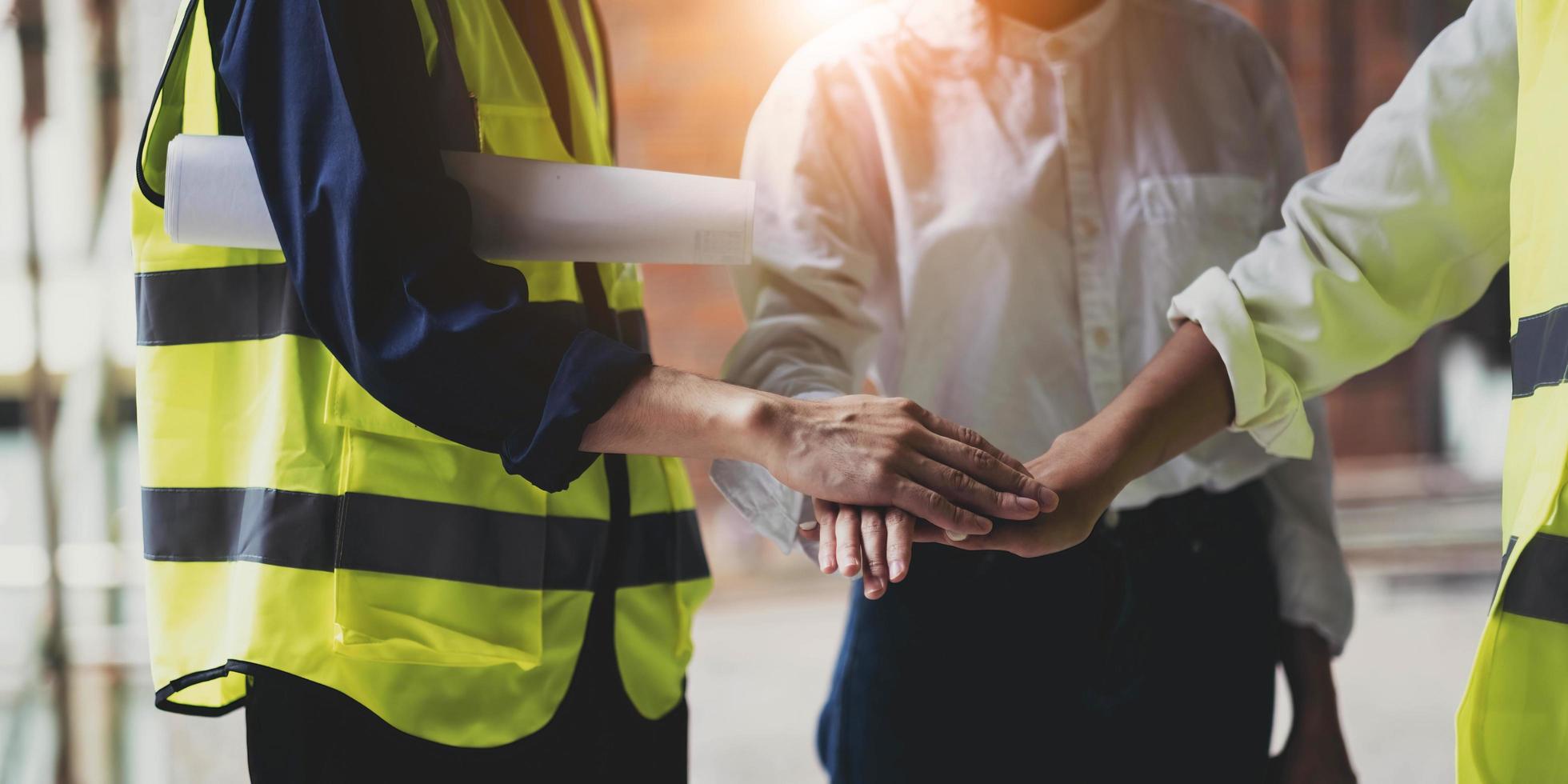 empresarios e ingenieros se unen para construir proyectos exitosos. concepto de trabajo en equipo. foto