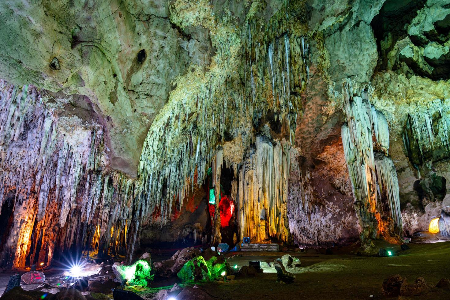 estalactitas en la cueva de khao bin en ratchaburi, tailandia. foto