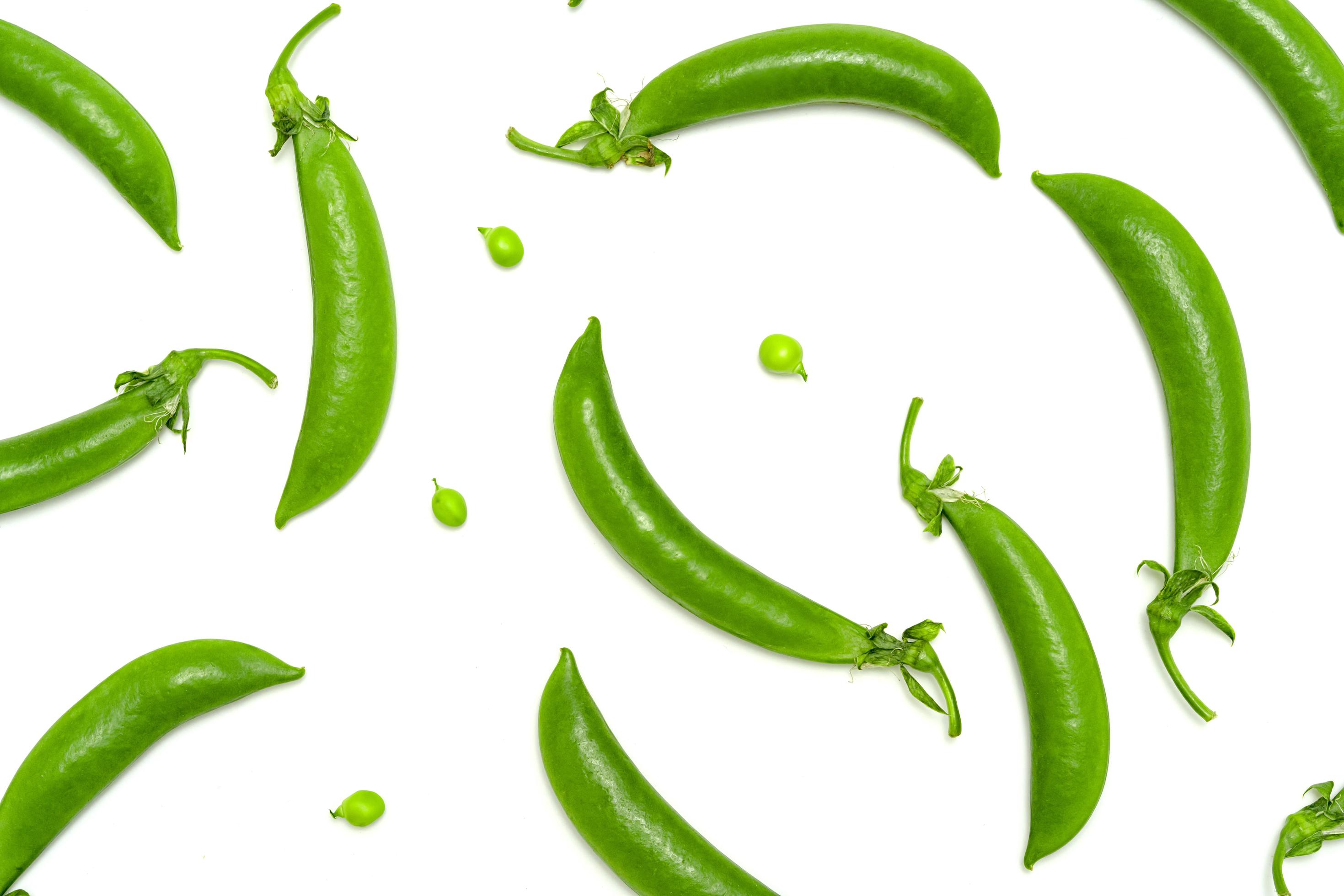 Green peas isolated on white background 10123292 Stock Photo at Vecteezy