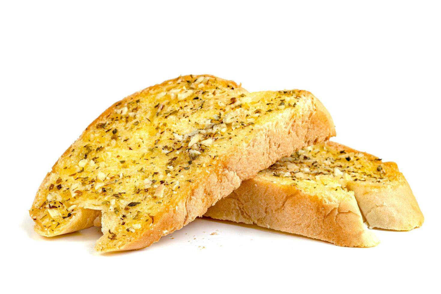 pan de ajo mordido con queso aislado sobre fondo blanco foto