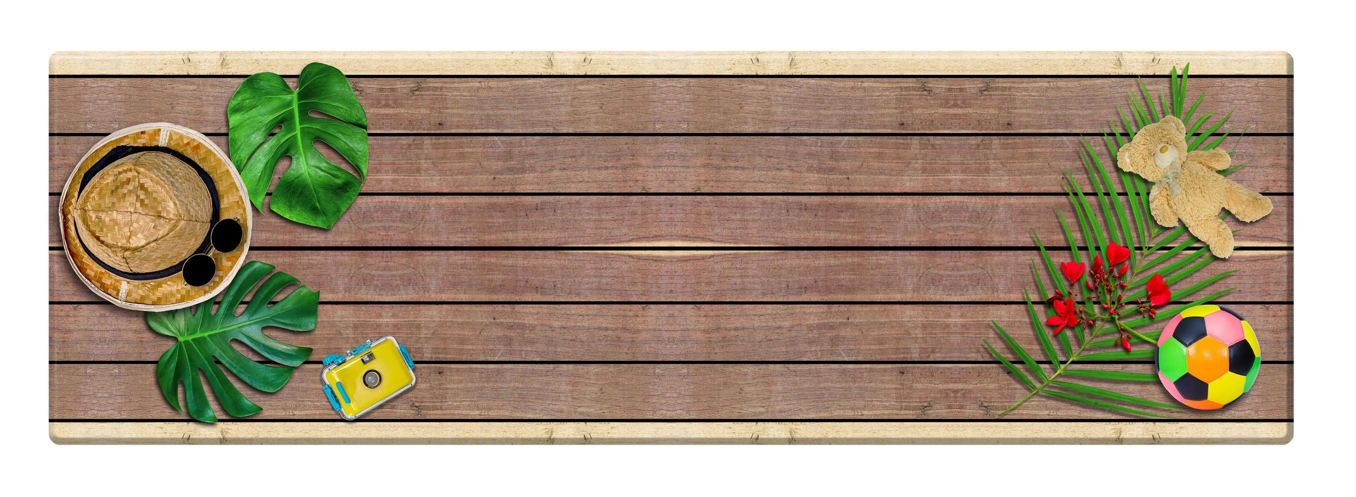 mesa larga de madera con composición de accesorios para el concepto de verano y hojas de palma tropical sobre fondo de madera, vista superior y espacio para copiar foto