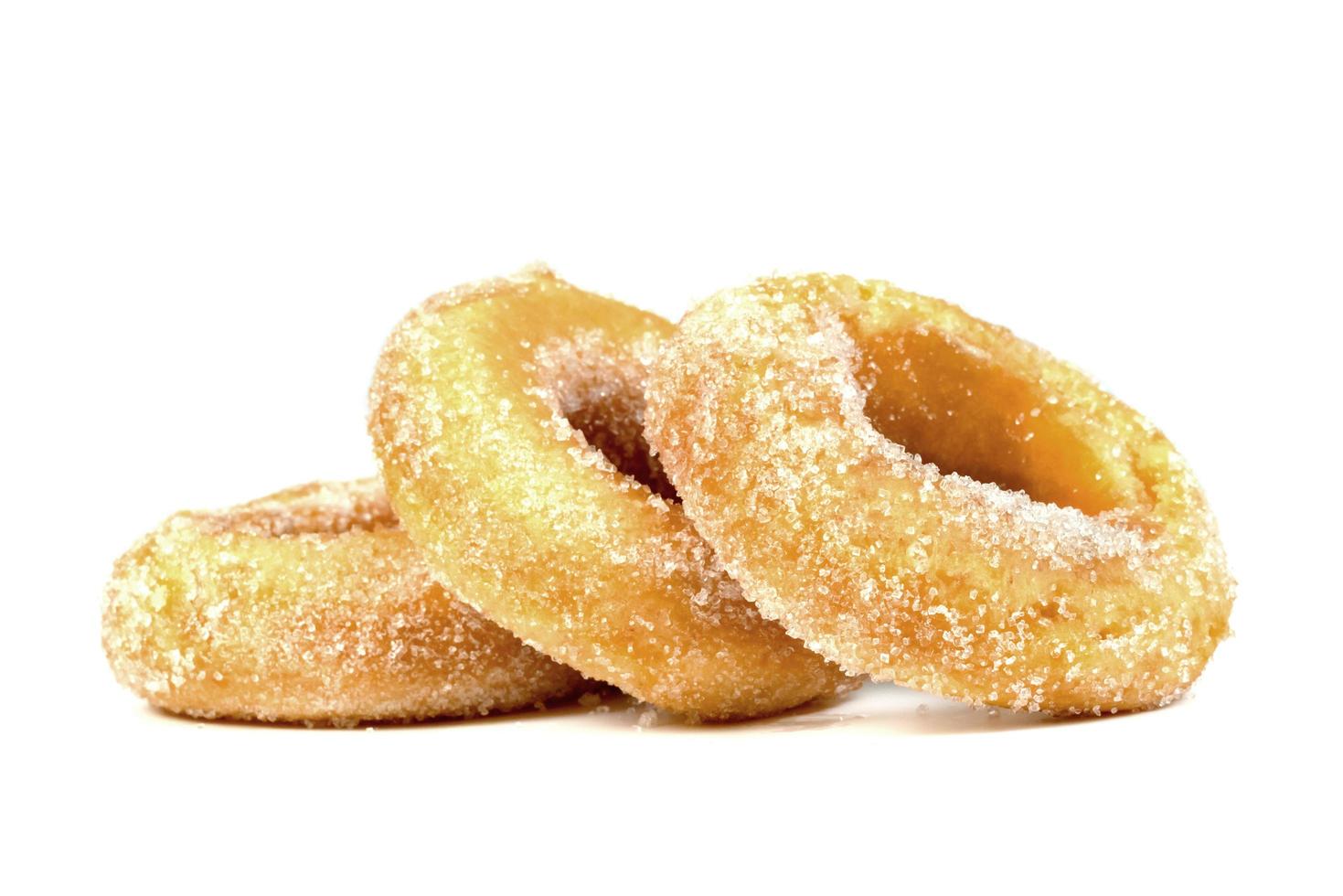 Anillo de azúcar donut aislado sobre fondo blanco. foto
