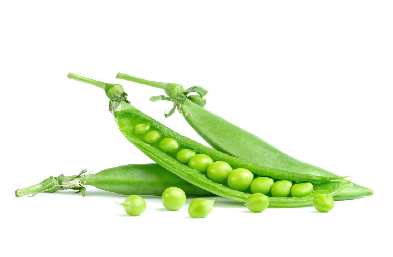 Green peas isolated on white background photo