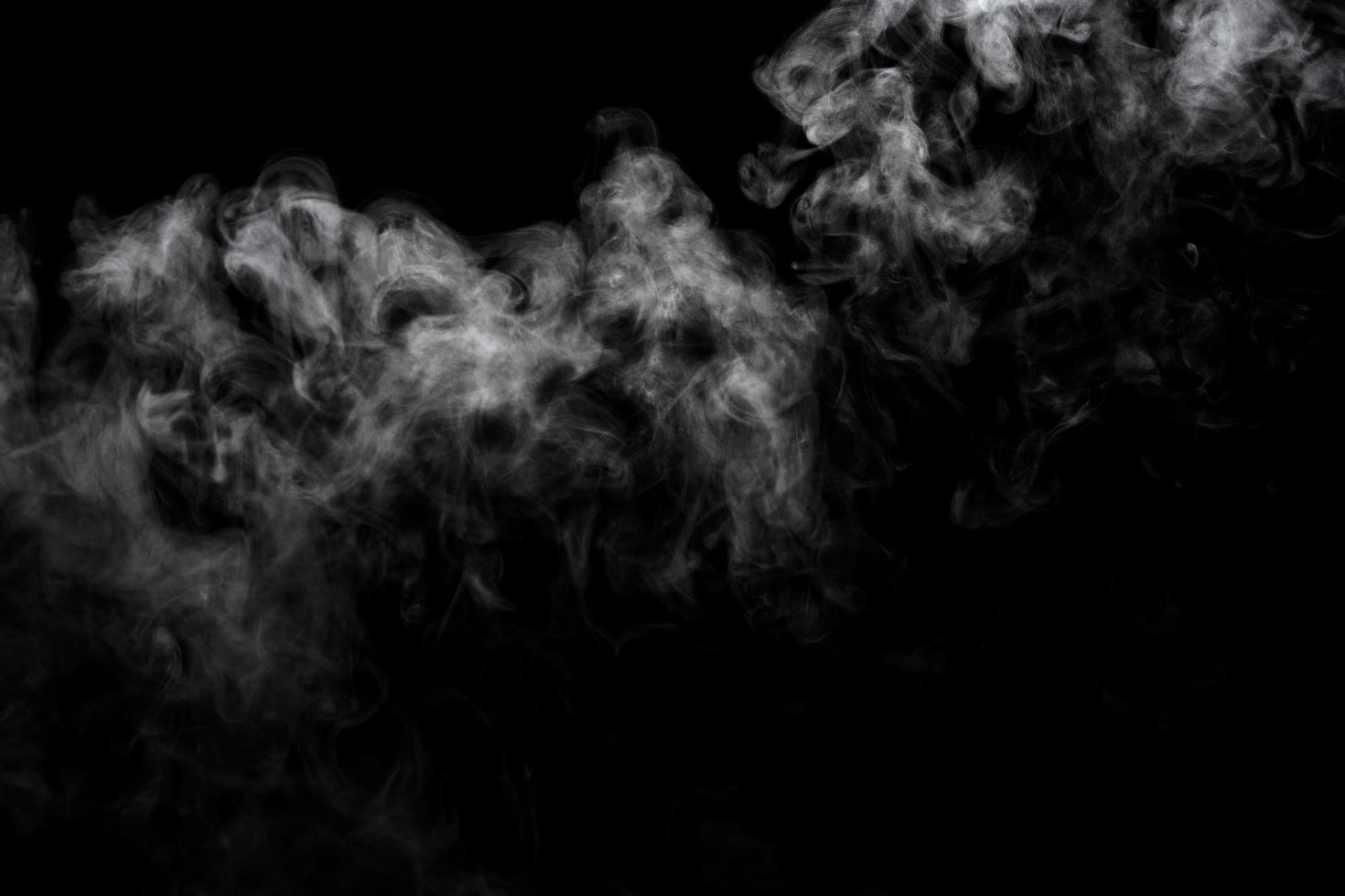 polvo abstracto o efecto de humo aislado sobre fondo negro foto