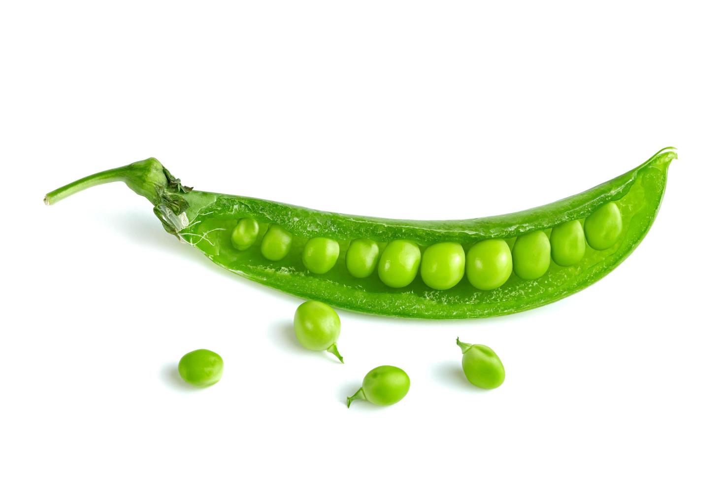 Green peas isolated on white background photo