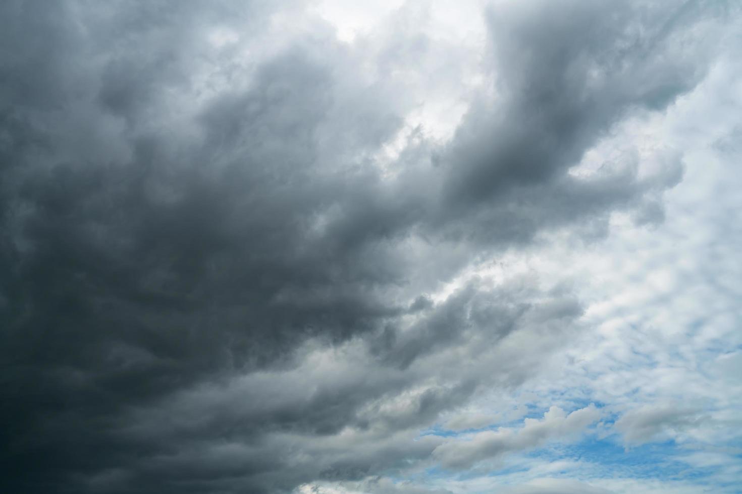 nubes de lluvia y fondo de textura de cielo negro foto