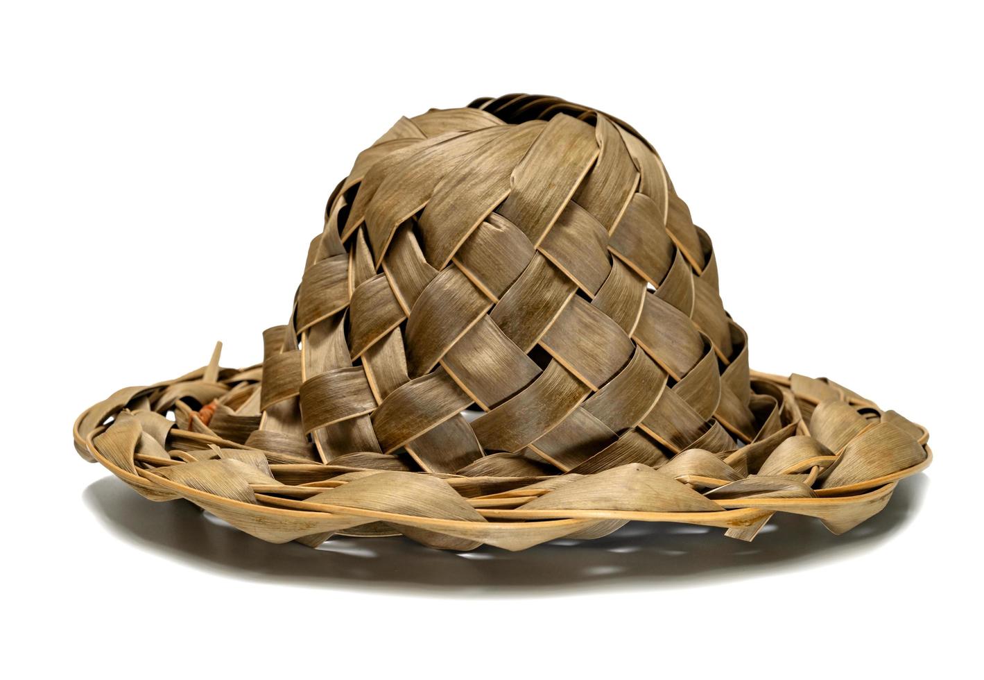Sombrero hecho a mano con hojas de coco aislado sobre fondo blanco. foto