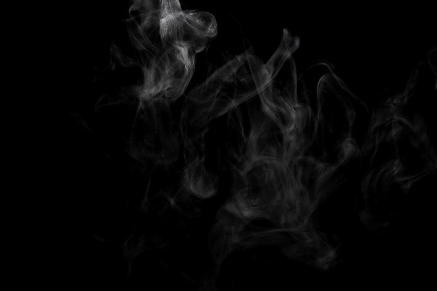 polvo abstracto o efecto de humo aislado sobre fondo negro foto