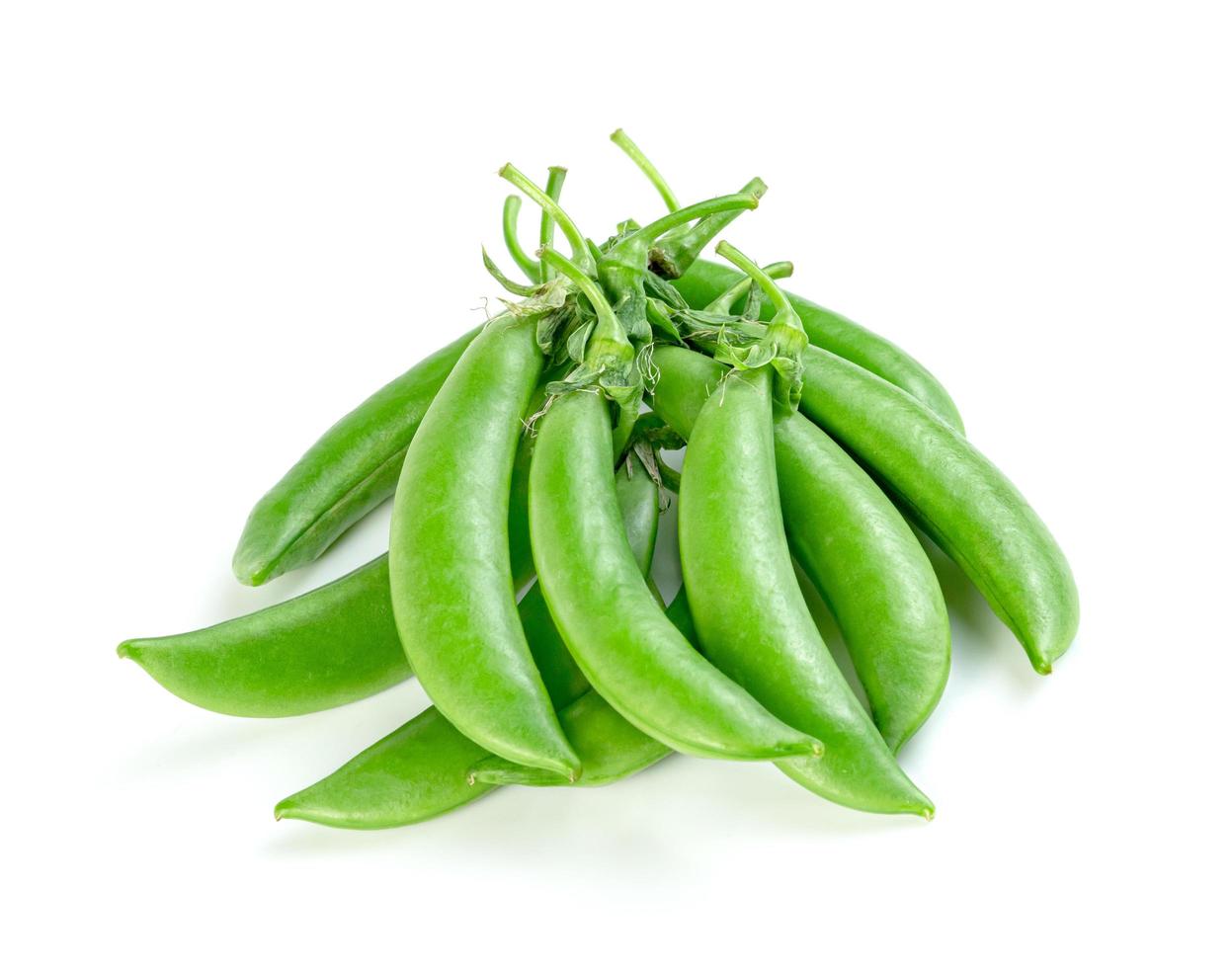 Green peas isolated on white background photo