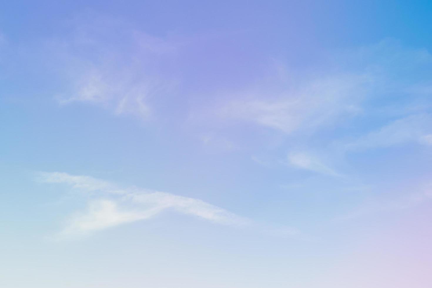 fondo de cielo azul con nubes blancas, efecto de filtro vintage utilizado. foto
