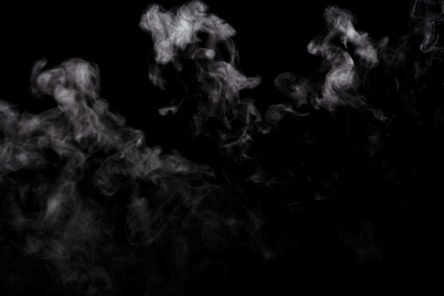 polvo abstracto o efecto de humo aislado en fondo negro, fuera de foco foto