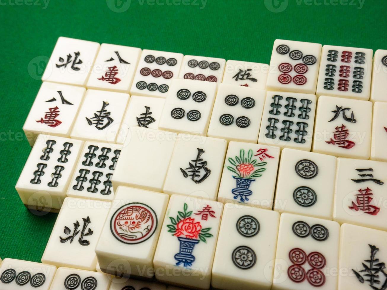 el mahjong en la mesa antiguo juego de mesa asiático imagen de primer plano foto