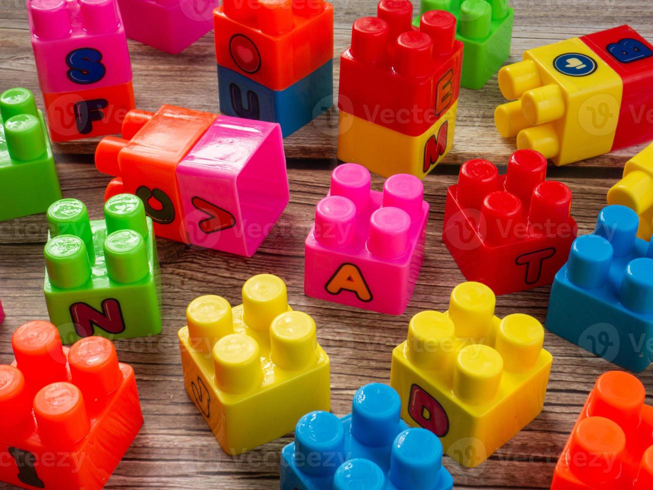 bloque de construcción de plástico multicolor para niño o concepto de construcción foto