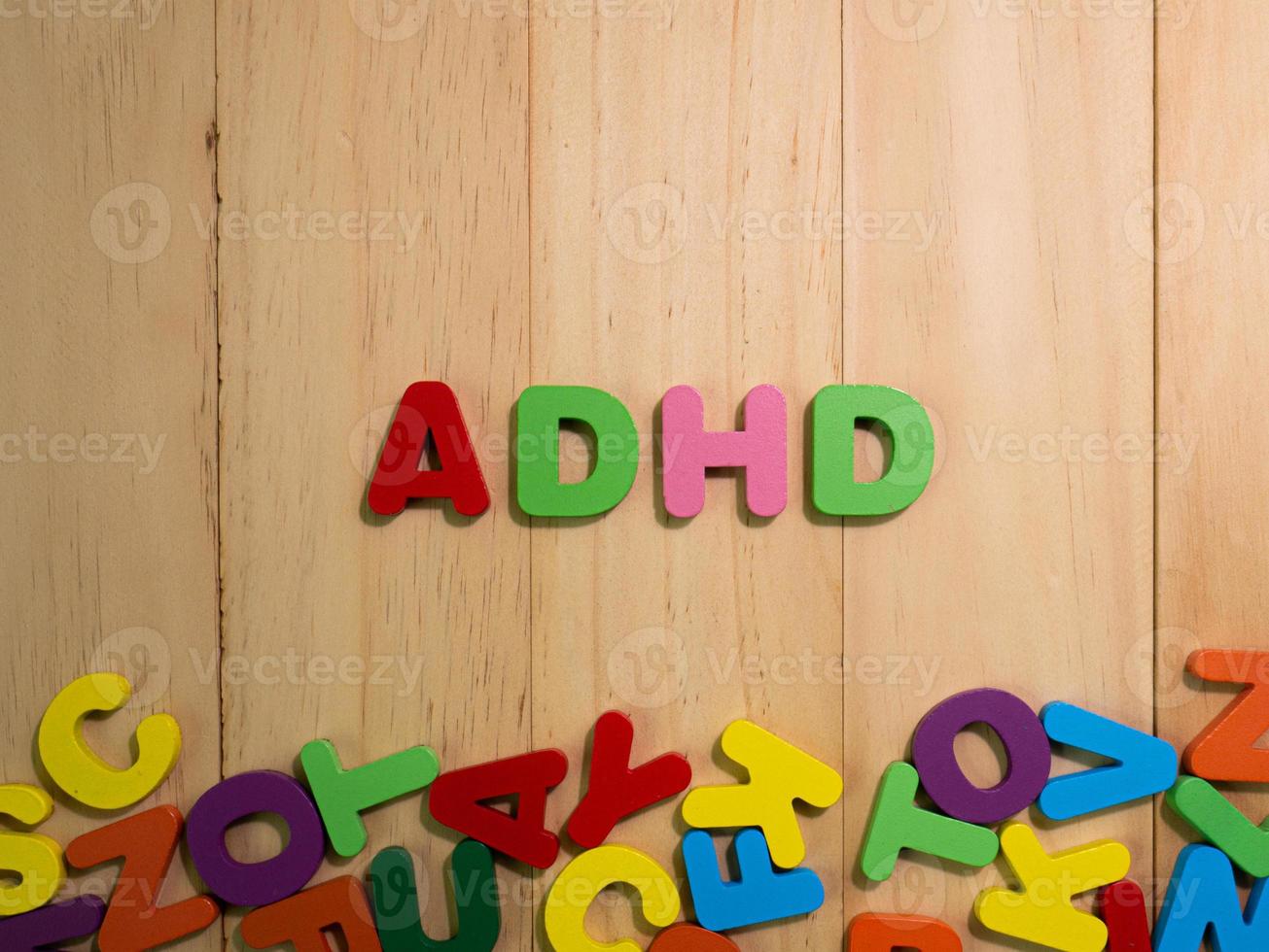 la palabra adhd madera alfabeto tabla multicolor para educación o concepto de niño foto