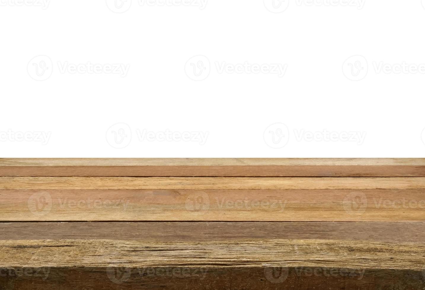 aislamiento de la mesa de madera de tablones vacíos sobre fondo blanco. foto
