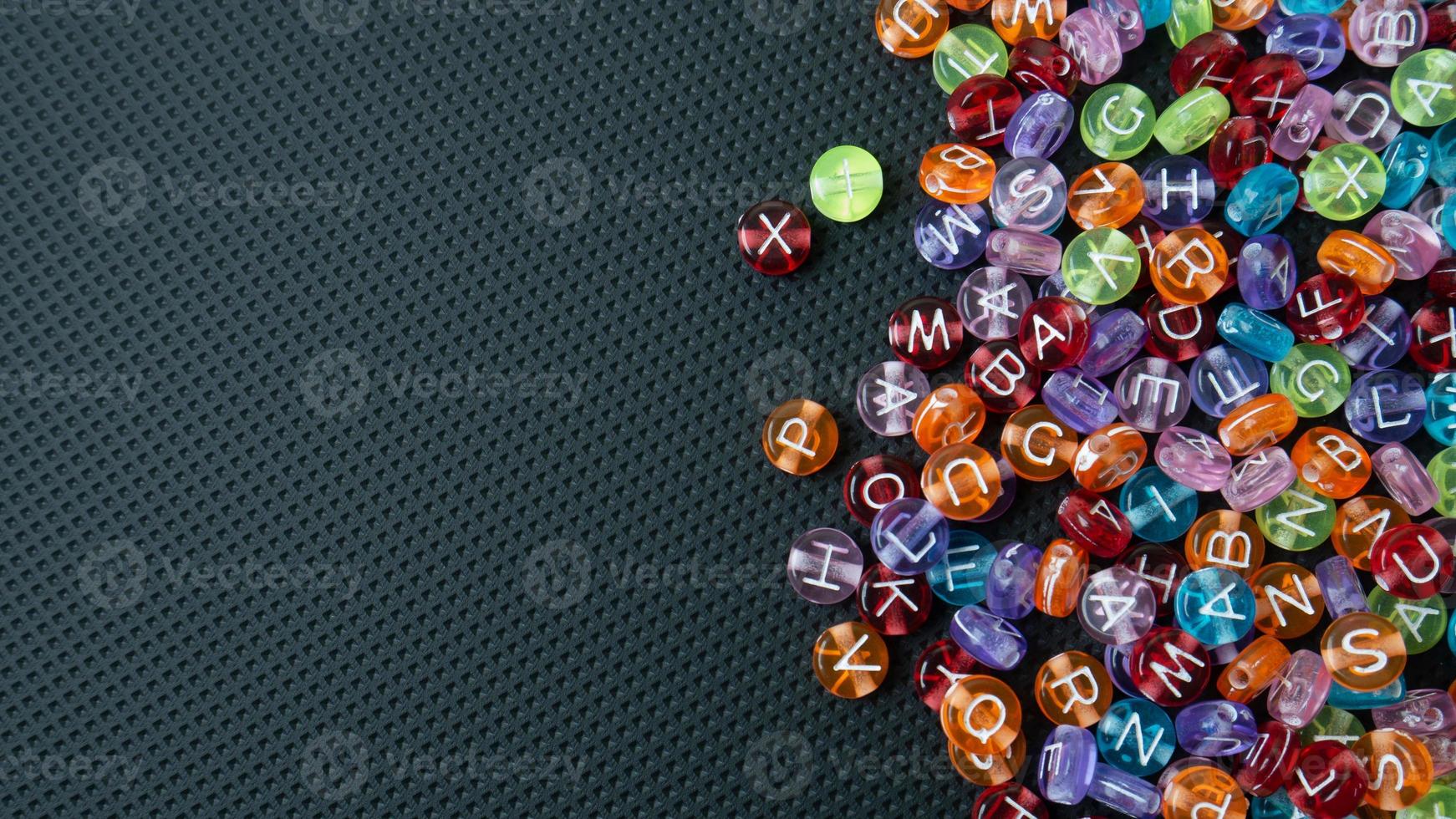 el alfabeto cuenta multicolor sobre fondo negro para el concepto de educación foto