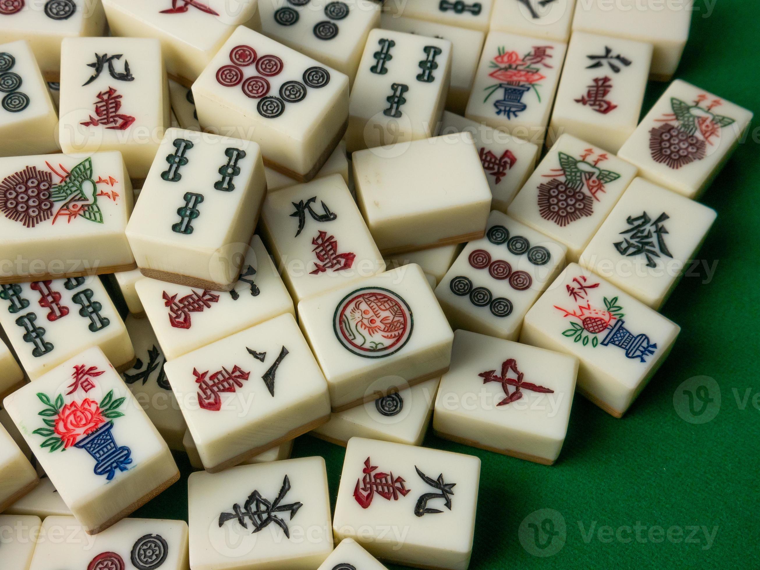 o mahjong na mesa antigo jogo de tabuleiro asiático close-up