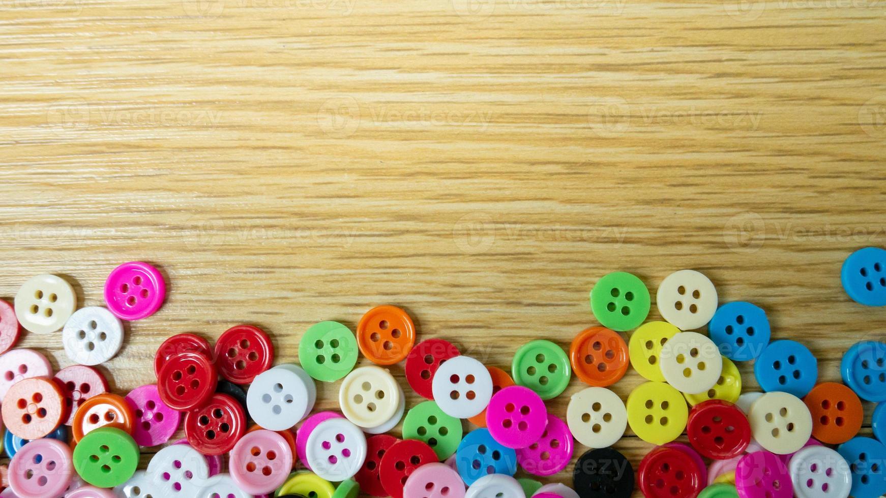 el botón multicolor en la mesa de madera para el concepto de fondo foto