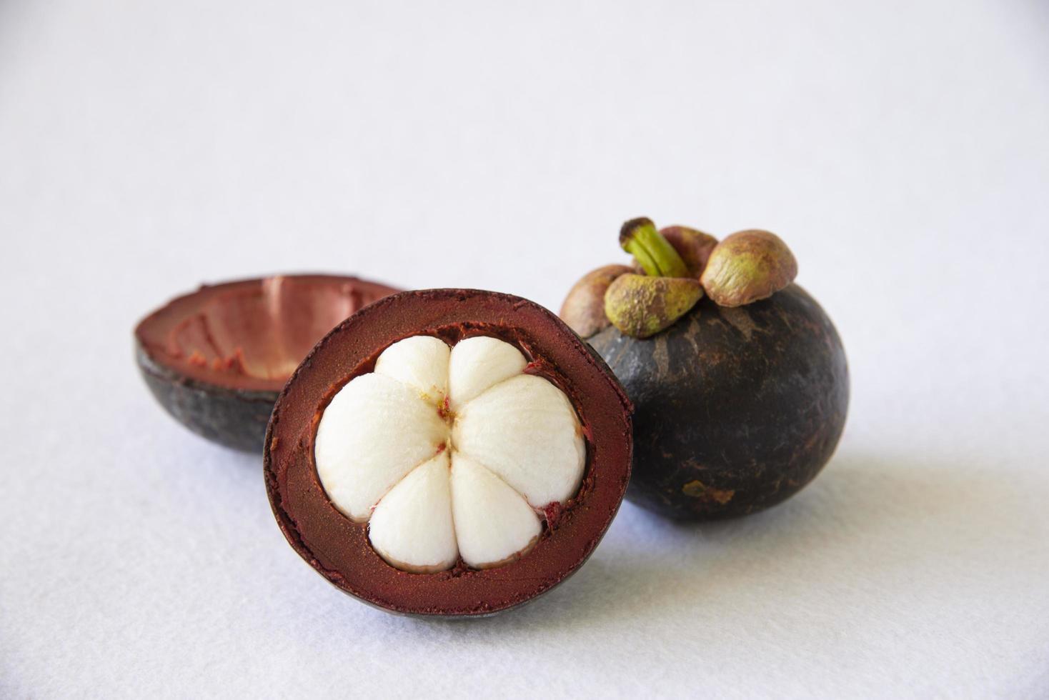 frutas populares tailandesas de mangostán: una fruta tropical con segmentos de pulpa blanca dulce y jugosa dentro de una corteza gruesa de color marrón rojizo. foto