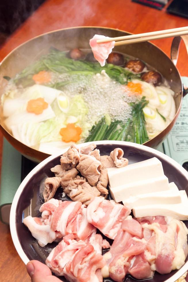 carne cruda para shabu shabu, comida japonesa foto